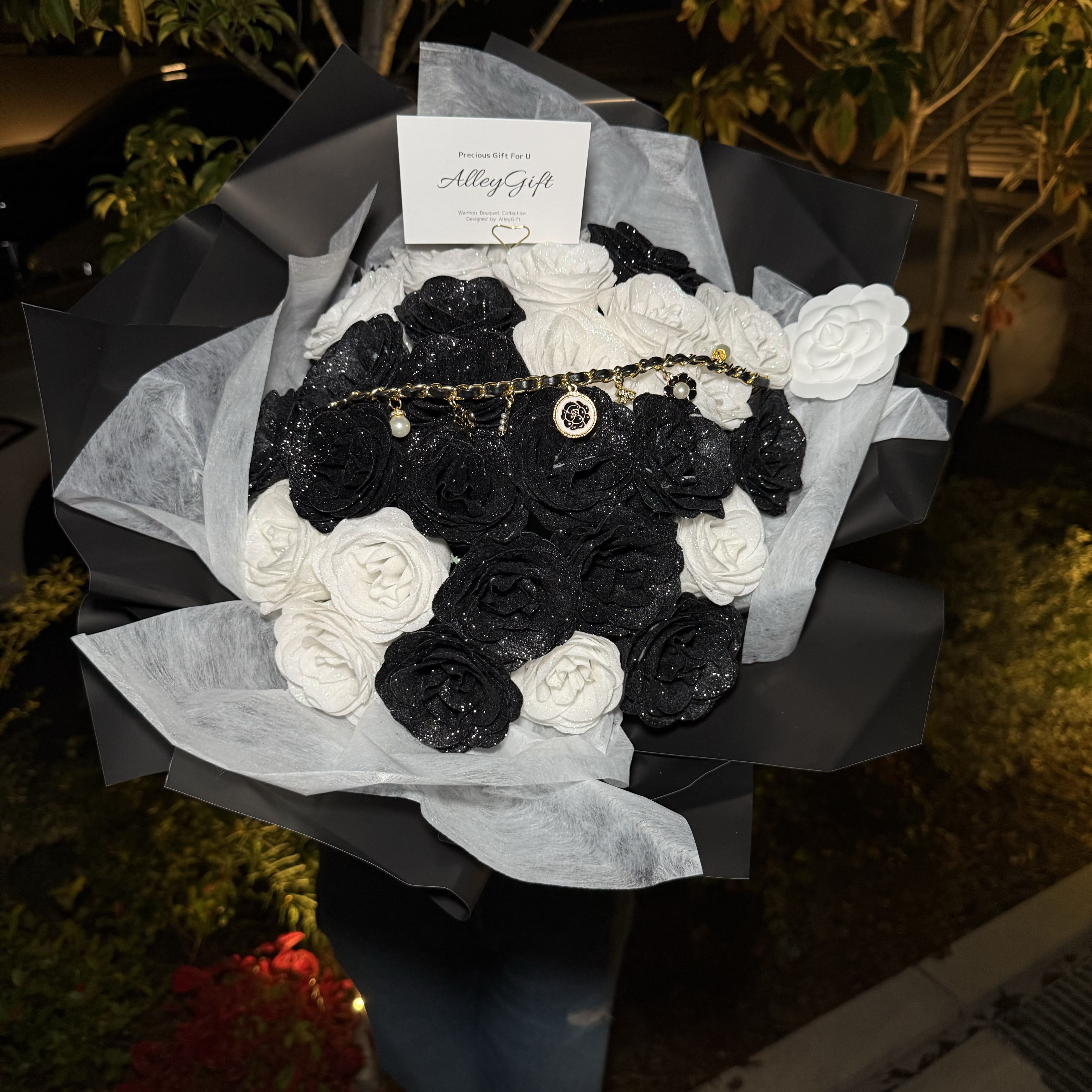 33本の黒白グリッターローズ花束 シックでエレガントな花束 – AlleyGift