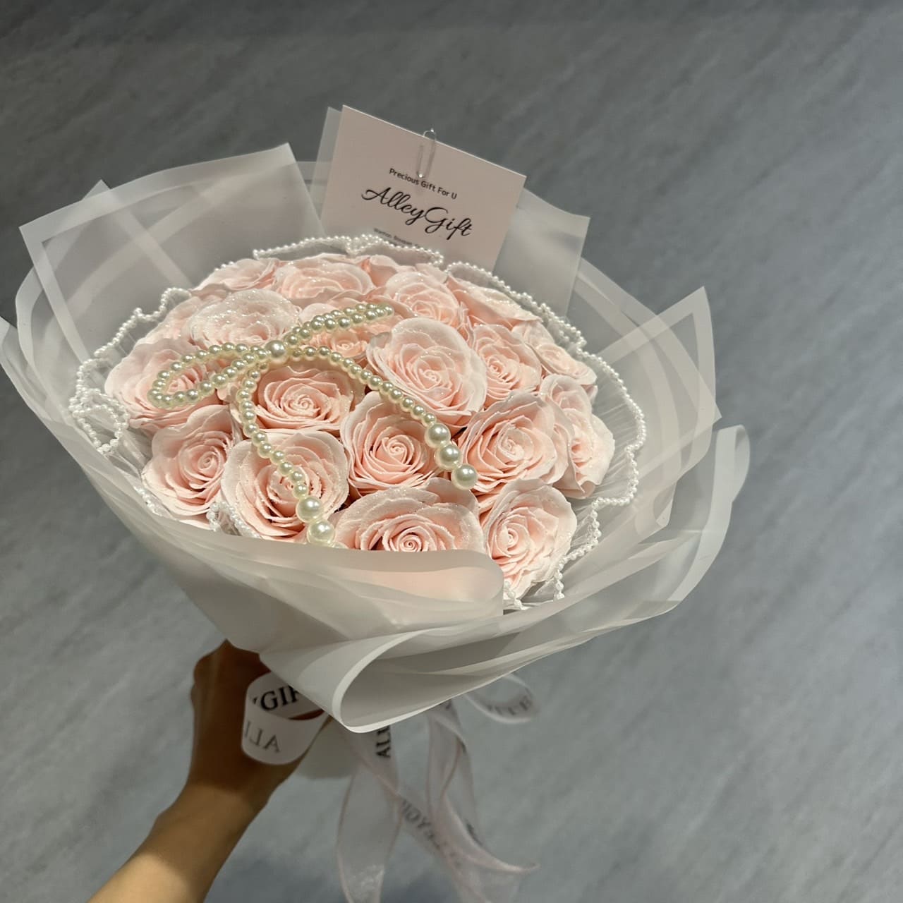 グリッターローズ専門店AlleyGiftが手掛ける白ベースのキラキラ花束