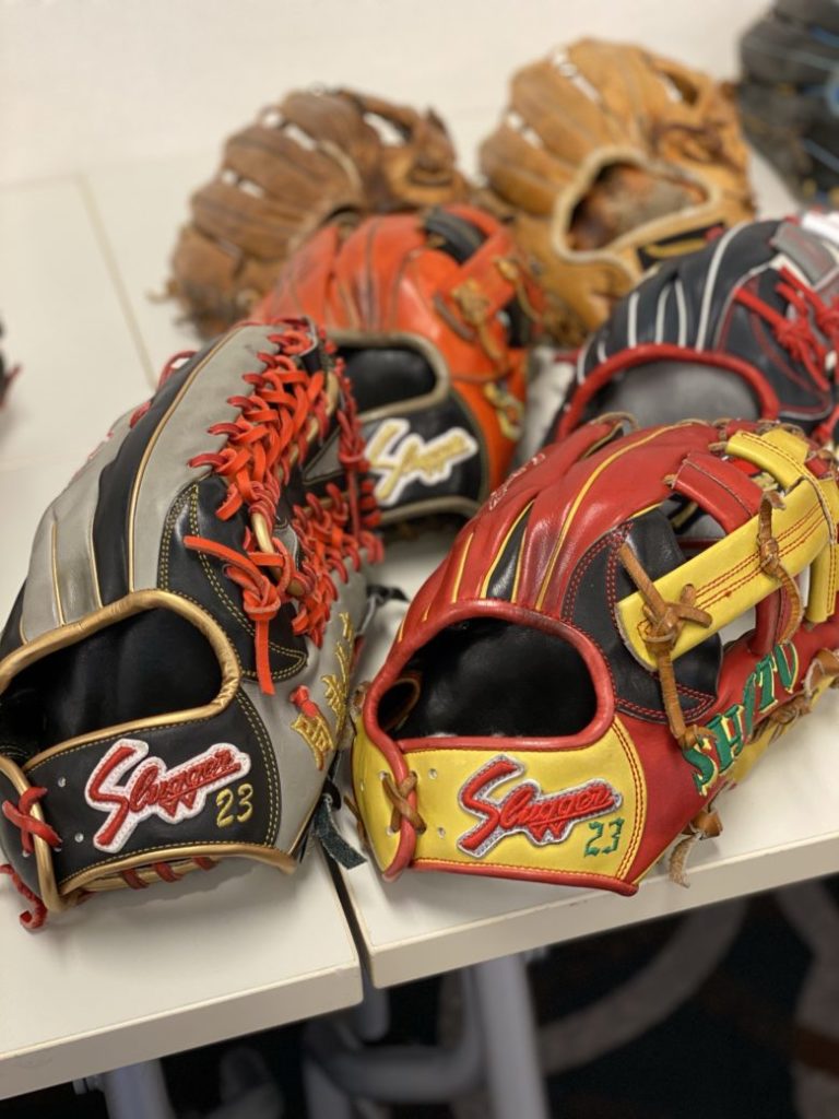 周東佑京選手と久保田スラッガー】プロ実使用グラブをチェックすれば