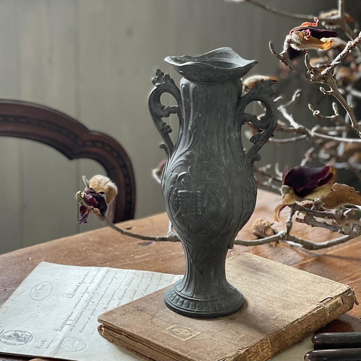 装飾も美しいエタン製フラワーベース（高さ23.5cm） フランス