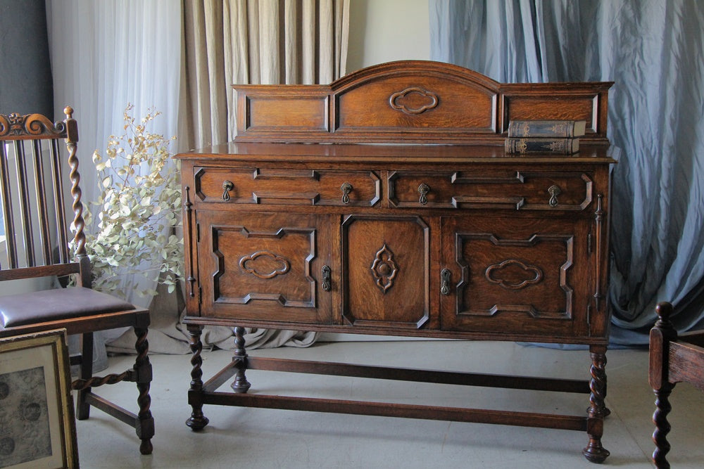 1920年代クラシカルな英国オーク材サイドボード（横幅137cm） イギリス