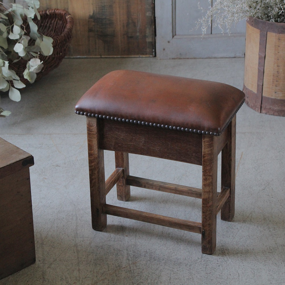 レザーの味わいが素敵なスツール（椅子）高さ41cm イギリス