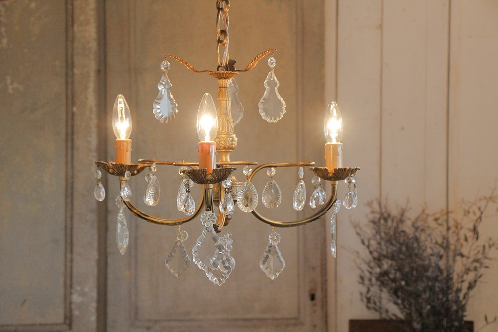 軽量で使いやすい3灯シャンデリア（高さ59cm） フランスアンティーク