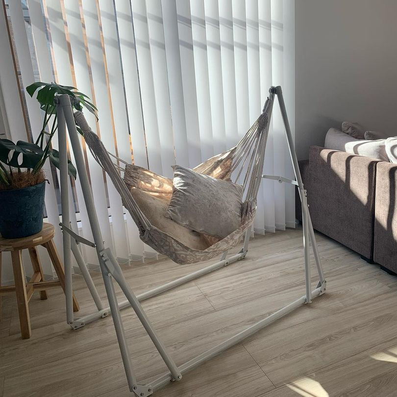 ゆらゆら揺れる座り心地でリラックス。ハンガーラックとしても使える