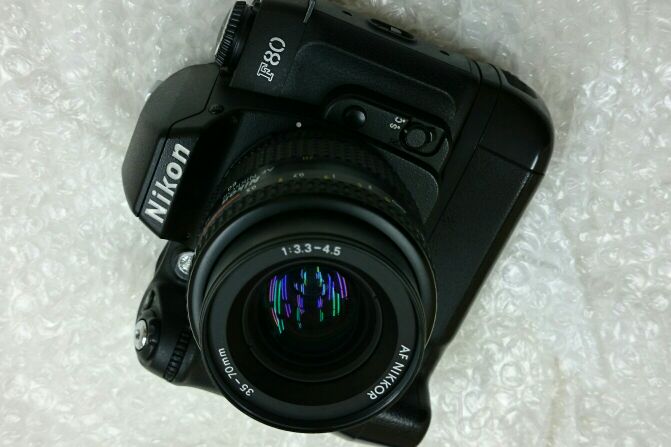 Nikon 銀塩 F80 に MB-16 を買ってやりました。: 箱から文具をひとつかみ