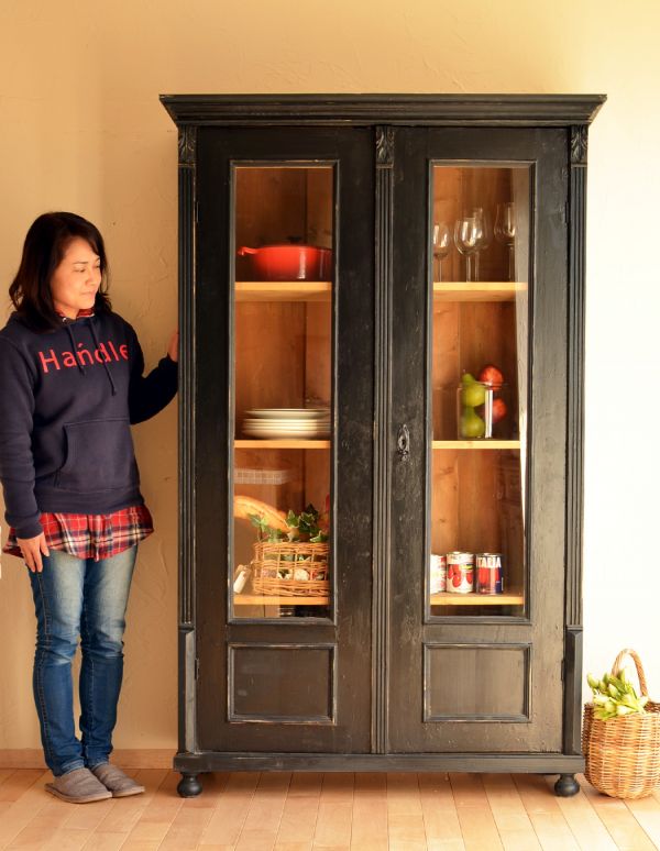 アンティークのペイント家具、ブラック色のガラスキャビネット(d-1040