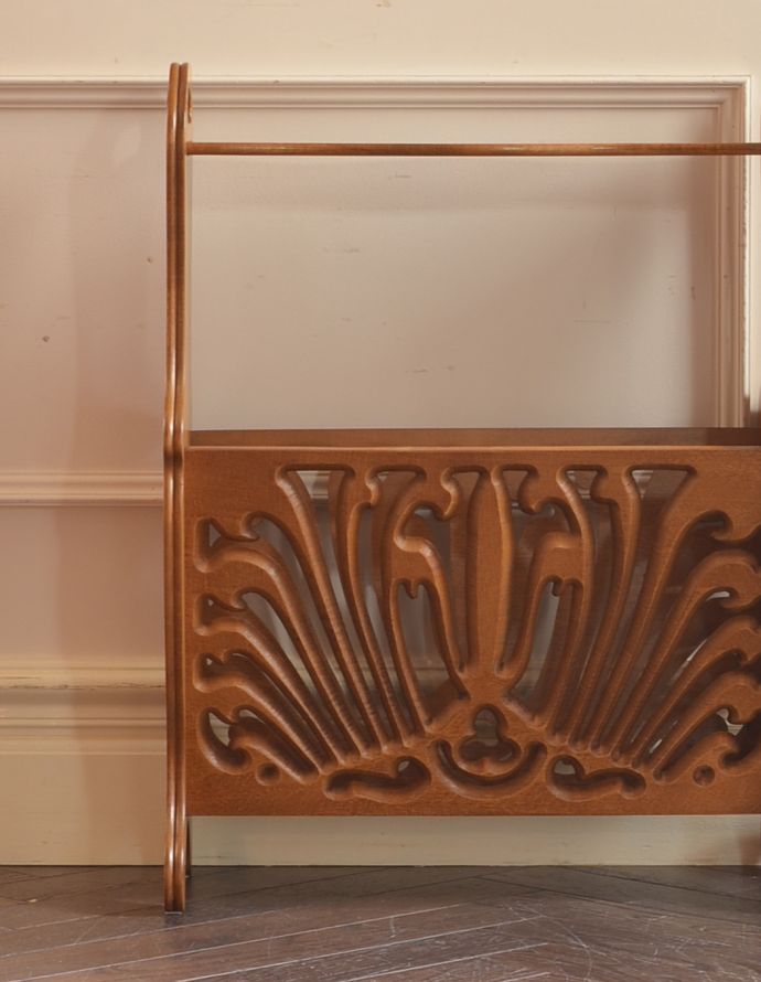 透かし彫りが美しい棚付きマガジンラック、持ち手が付いている小さな