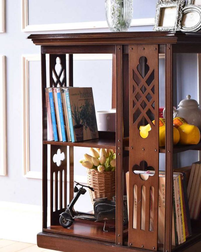 英国から届いたアンティーク家具、回転する便利なリボルビングブック