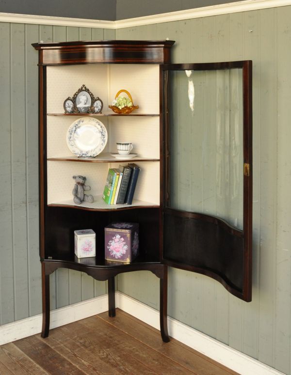 角を有効に使うアンティーク家具、ガラス扉のコーナーキャビネット(k