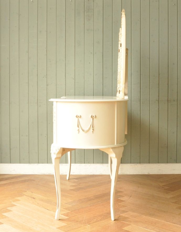フランスから届いたアンティーク家具、白いペイントの3面鏡ドレッサー
