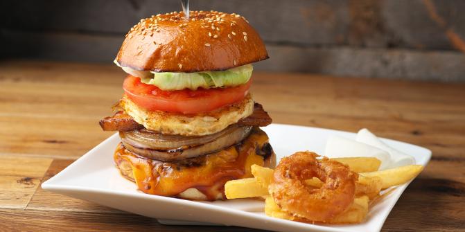 近江牛バーガー COWSCROWN（カウズクラウン）／草津】近江牛100%使用