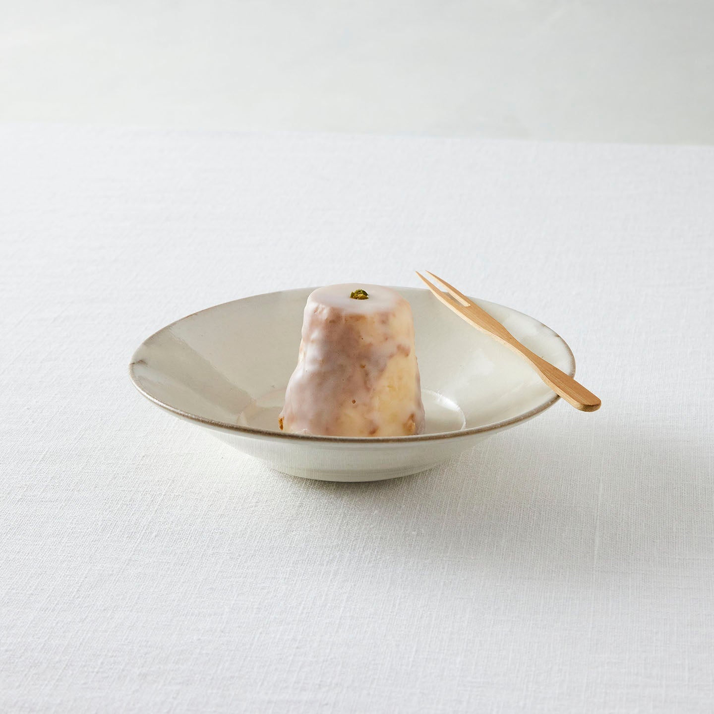 荒賀文成 粉引き6寸つば皿(荒賀文成) – 煎茶堂東京オンライン