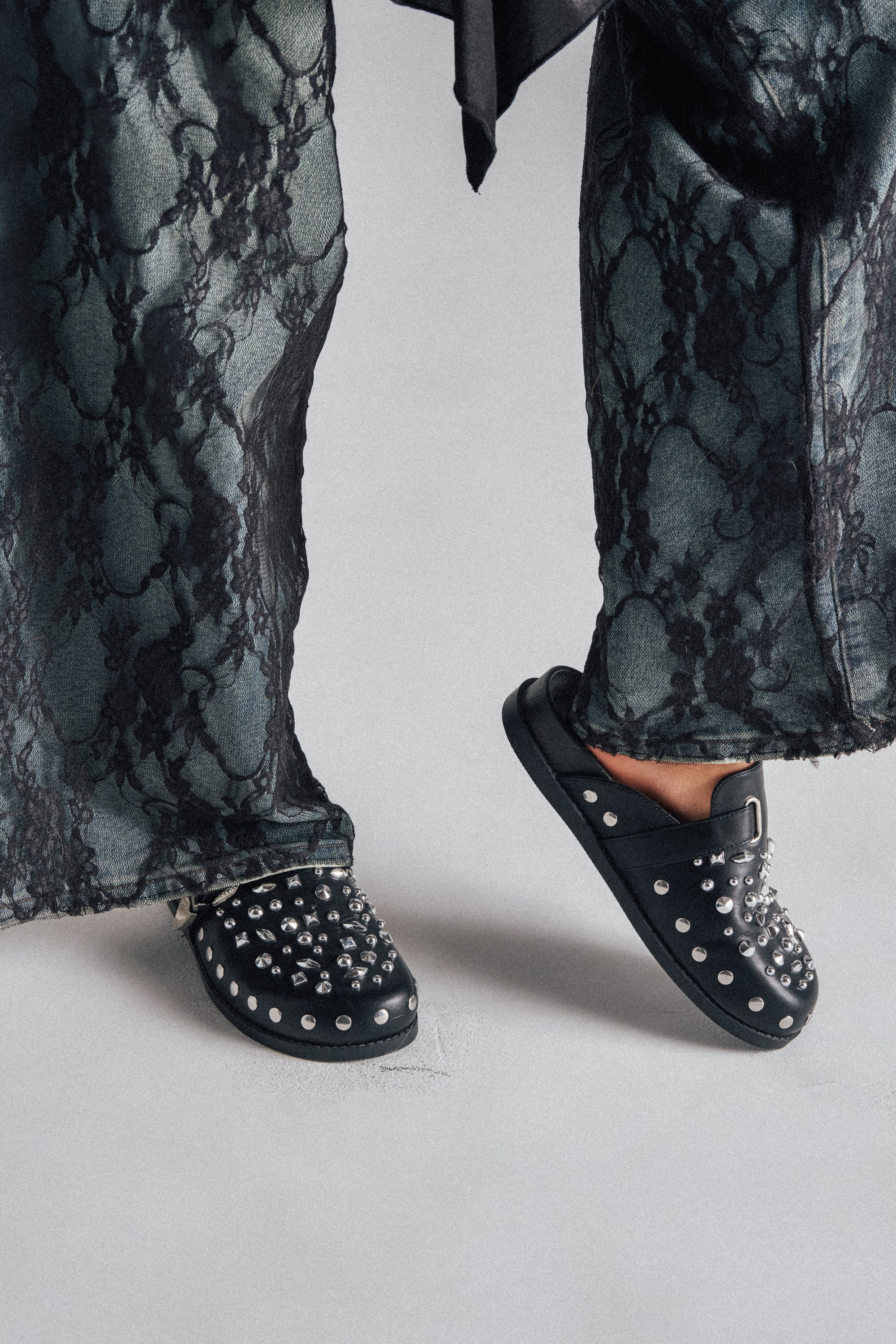 AZALEA WANG TURIN BLACK METAL EMBELLISHMENT FLAT – AKIRA