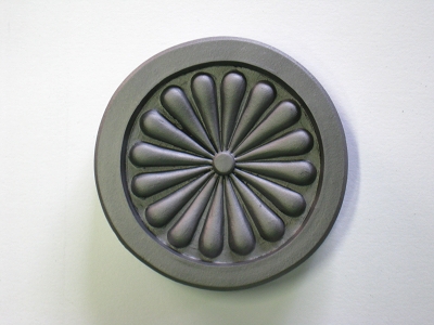 瓦 天皇家菊の16紋 本物です これって本物の日本の天皇家の紋章？ 菊の