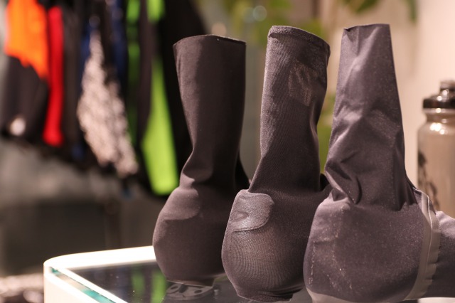 ジップを廃してカッコよくなったASSOSの新作シューズカバー！その履き