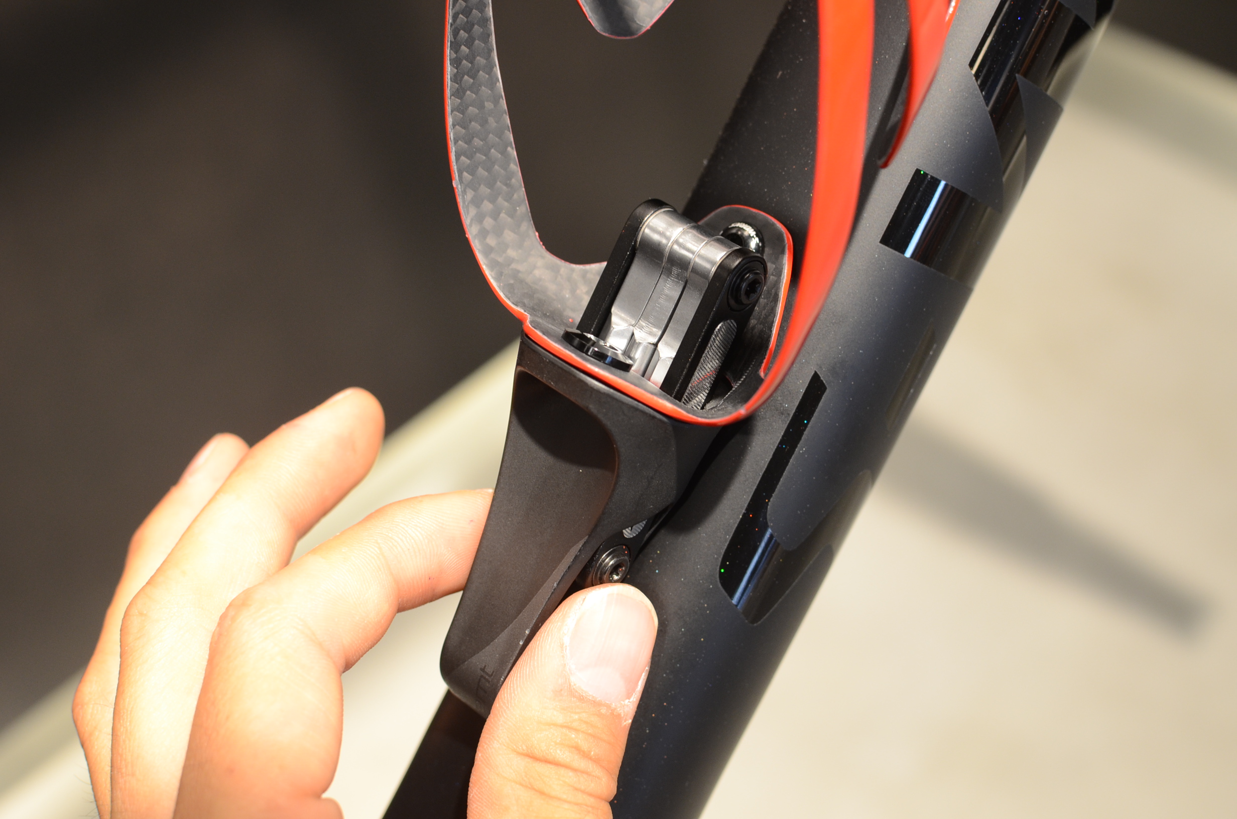 S-WORKS CARBON RIB CAGE II カーボン/レッドカラーがメーカー完売で