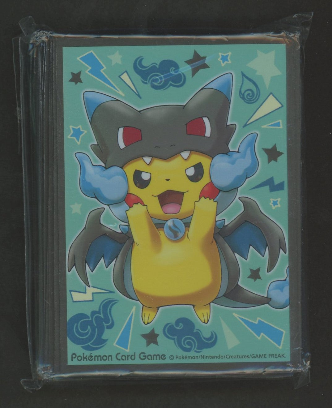 デッキシールド メガリザードンXのポンチョを着たピカチュウ – 晴れる屋2