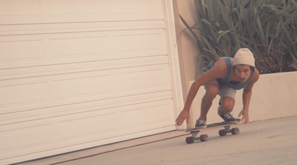 陸トレ動画】狭いスペースでも『サーフスケート』はここまでできる