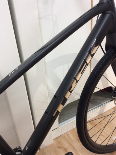 TREK】マットブラック×シルバーで高級感◎！TREKのクロスバイクXS