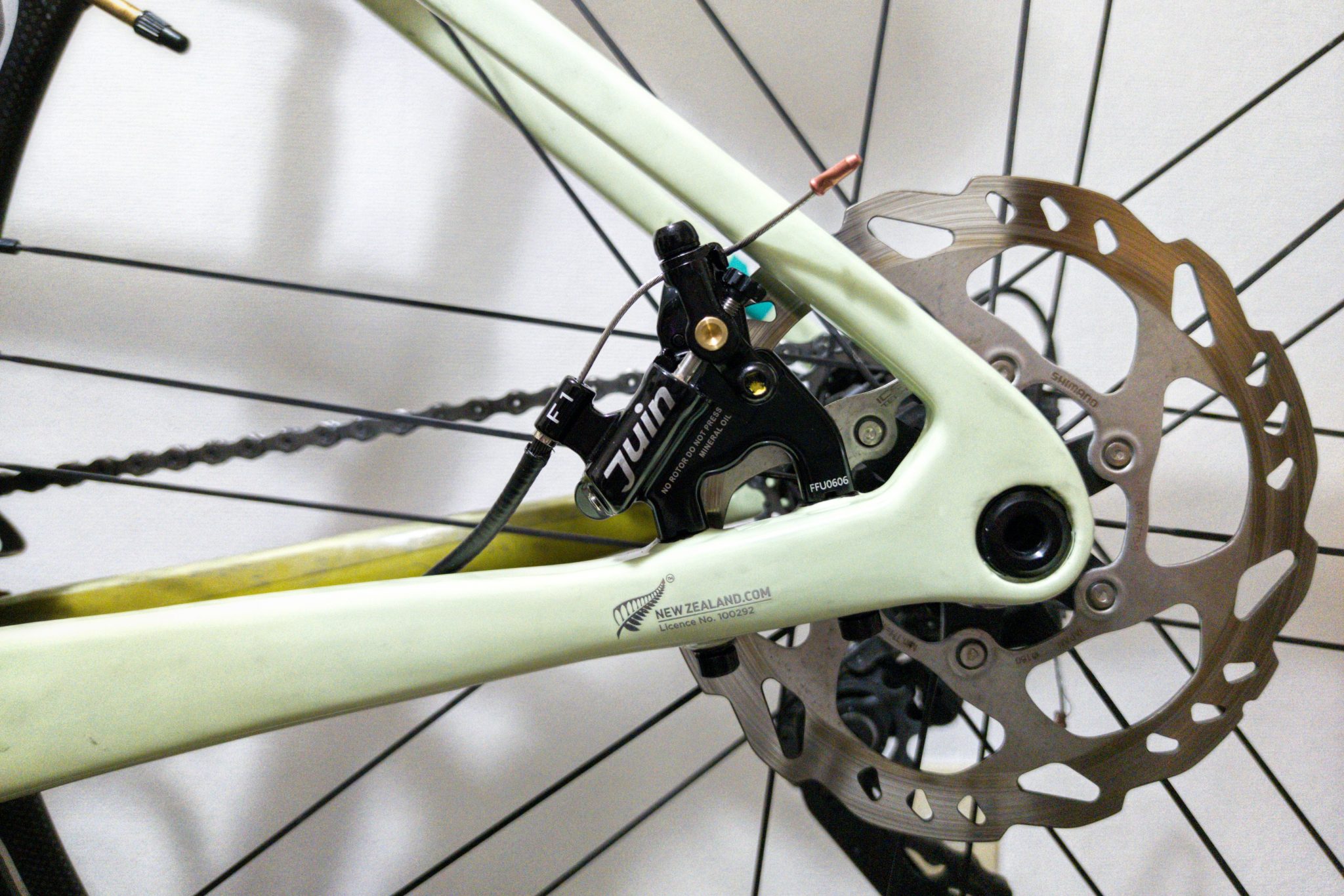 半油圧のディスクブレーキ Juintech F1 ワイヤーで引ける機械式