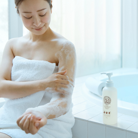 顔”も洗えるシャンプー これ1本で全身洗えて、肌も髪もしっとり | MONOCO