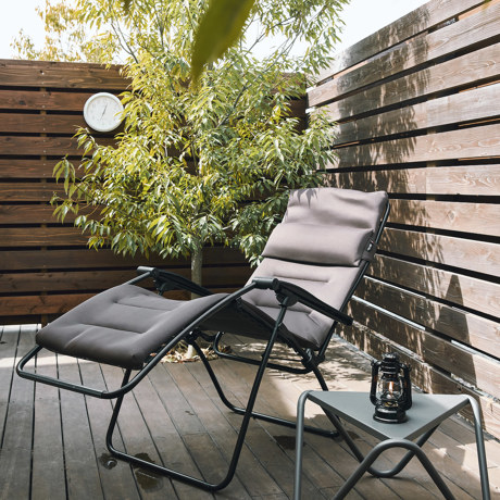 オプション》リクライニングチェアに座ったまま手が届く三角形の