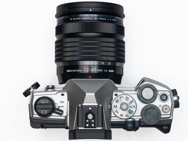 オリンパス 12-45mm F4 PROをレビュー。コンパクトと解像力を両立した