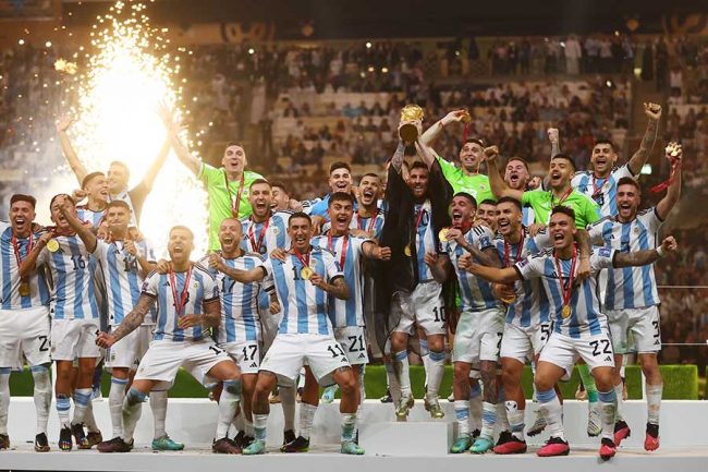 アルゼンチン監督も選手も涙、涙 W杯優勝で息子に一言「世界