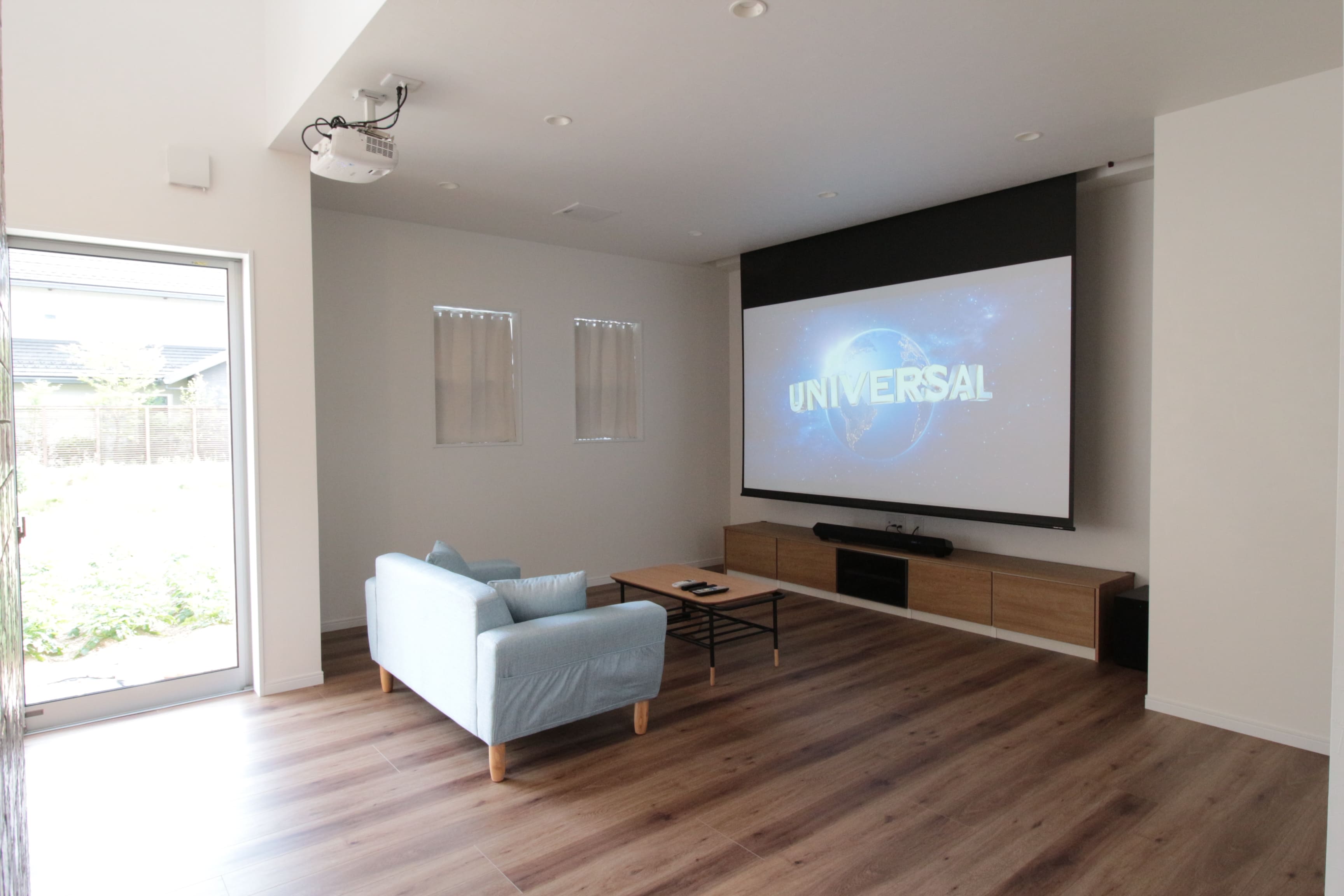 新築のリビングに100インチのスクリーン！ | プロジェクタースクリーン