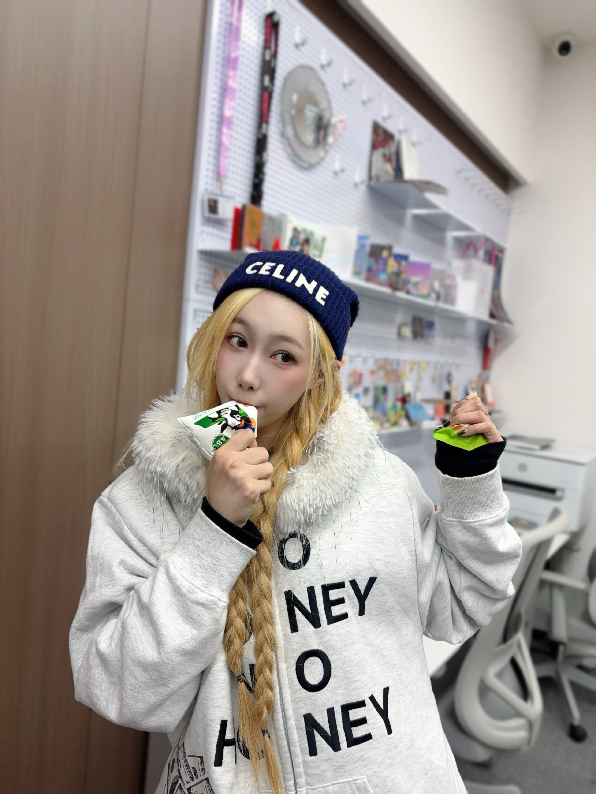 Dami Waves The Chequered Flag With Yoohyeon's Help As