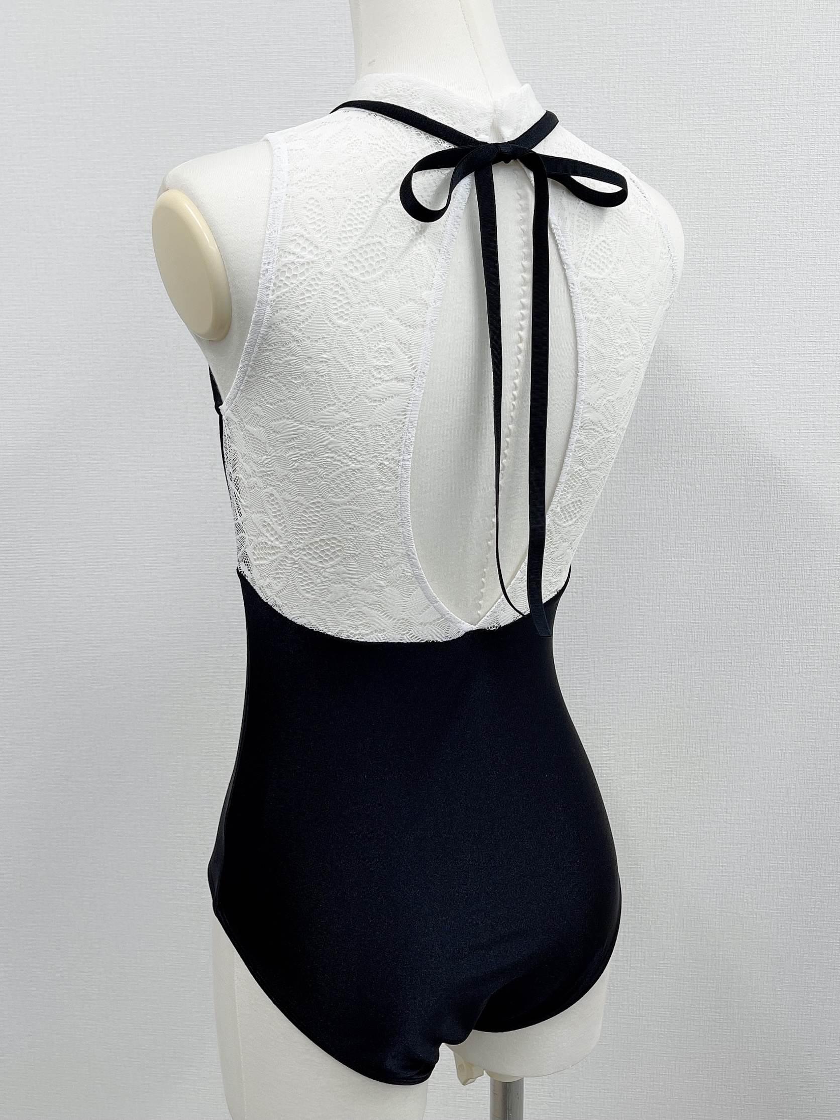 ストレッチリボンハイネックレオタード（ホワイトレース×ブラック