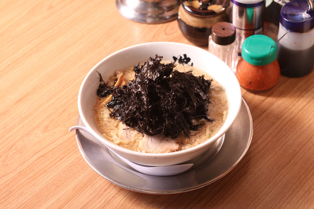 らーめん 滋魂（じこん）】王道背脂中華そばに自身の魂を注入！｜新潟