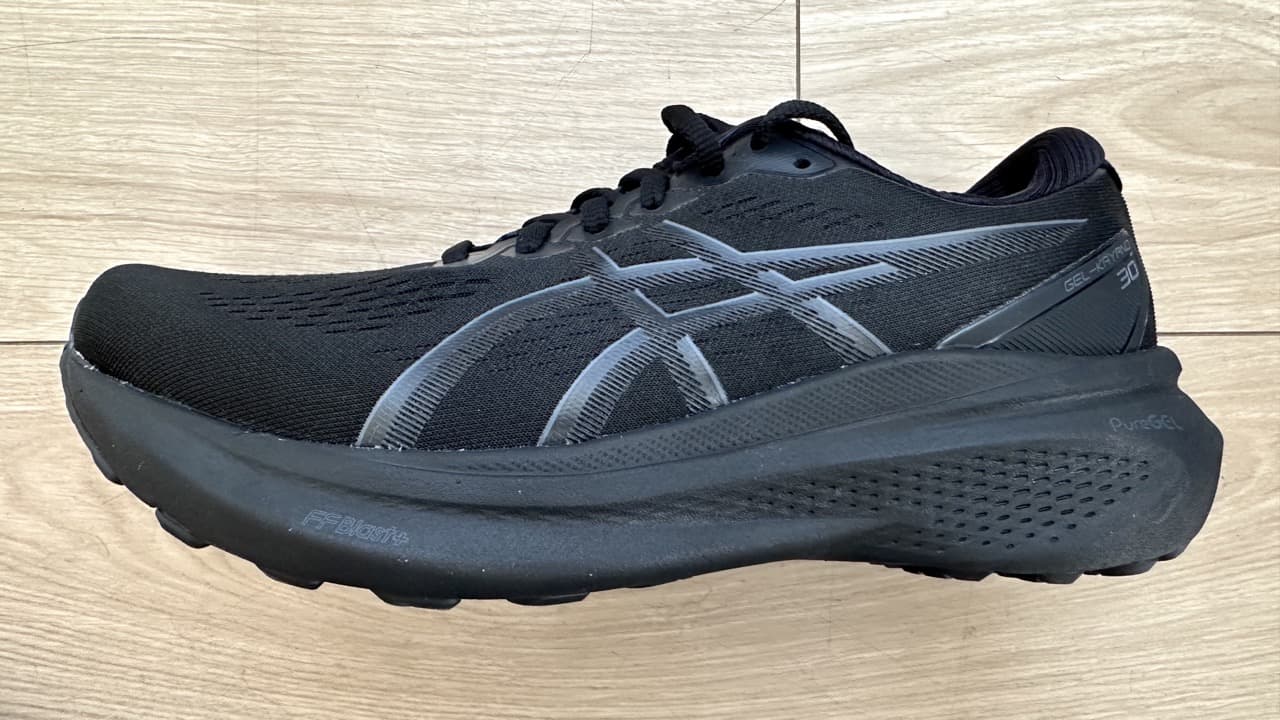 レビュー】Asics ゲルカヤノ30：完全無欠なジョグシューズ｜ともらん！