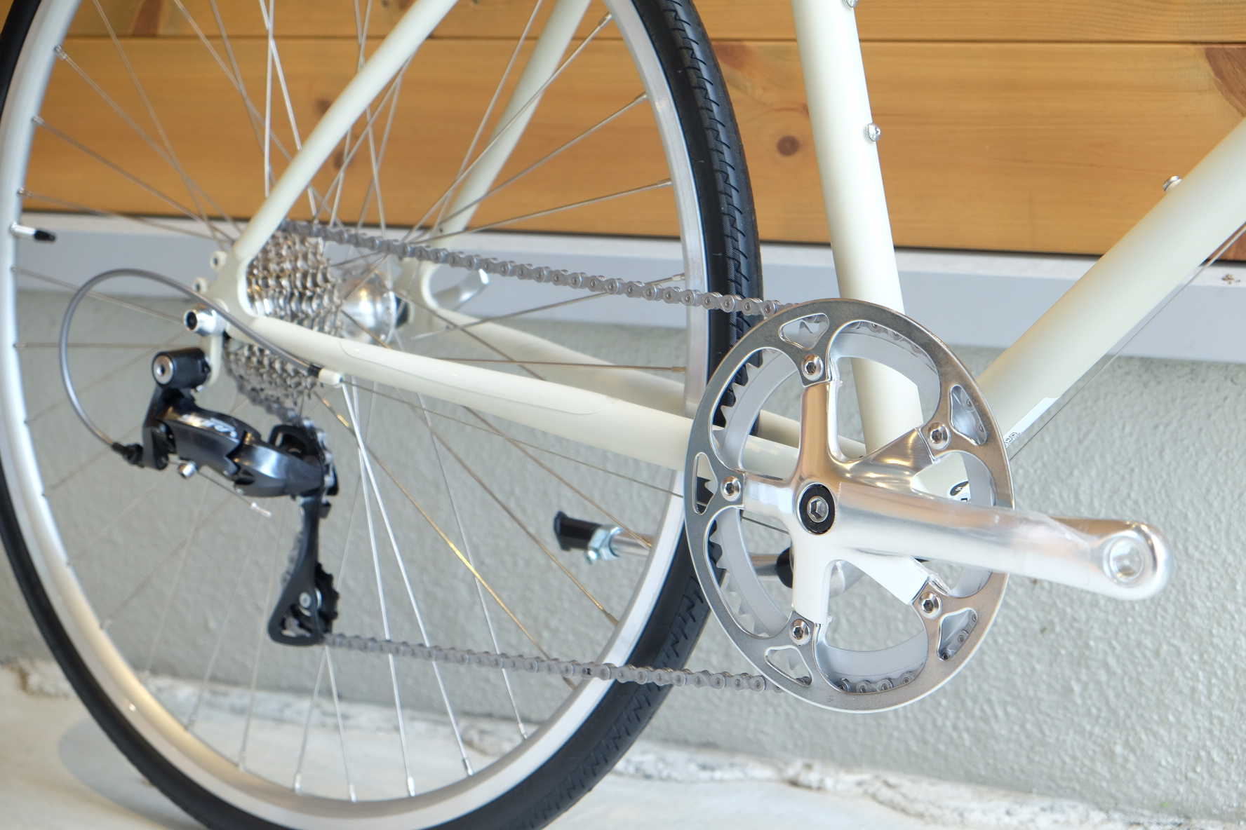 普段着で楽しめる、シンプルで心地いい“シティスポーツ”クロスバイク