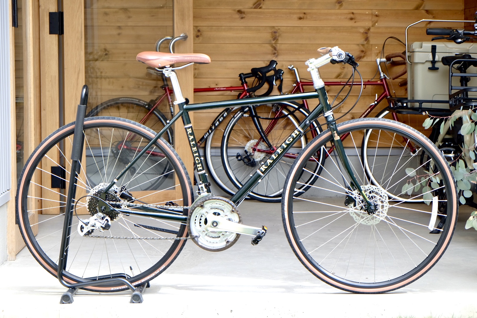 もっと足を伸ばしたくなる、クロモリフレームのクロスバイク。Raleigh