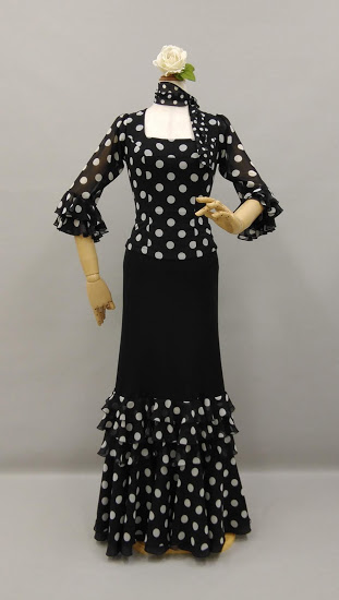 楽天市場】フラメンコ衣装 フラメンカが愛する黒地/白水玉ツーピース