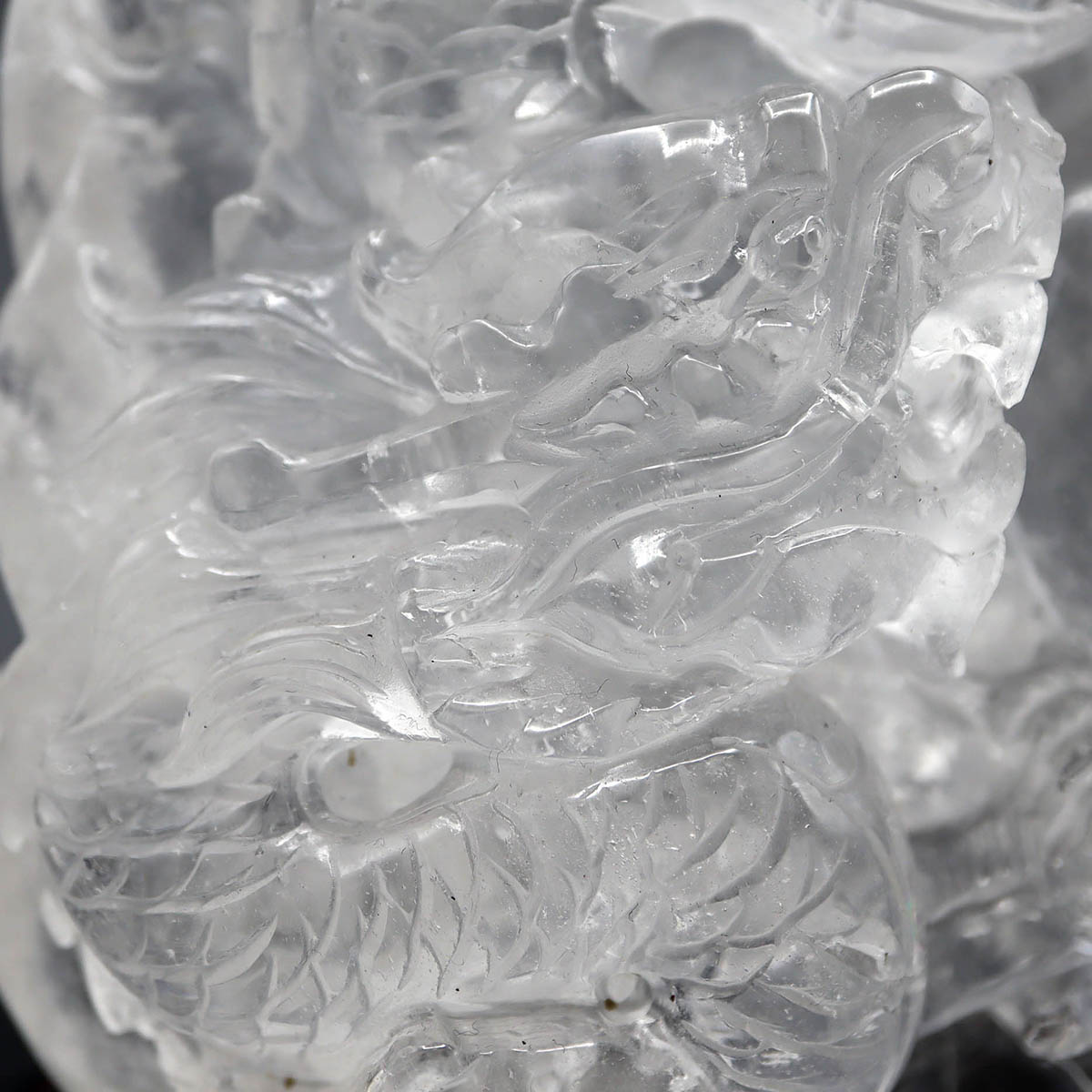 楽天市場】水晶 龍の手彫り彫刻 1.310Kg 木製台座付き 迫力の重量級