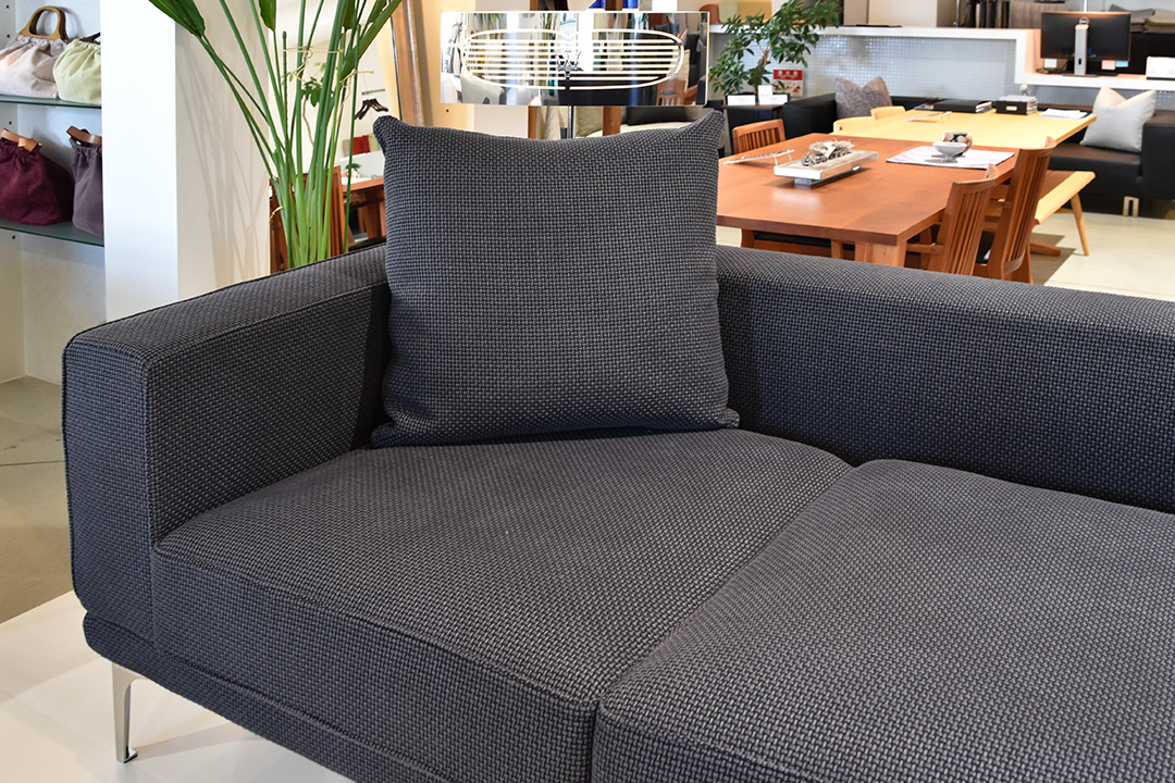 sofa【TRES-TH】のすわり心地① | 国産ソファ専門店 TRES THE SOFA