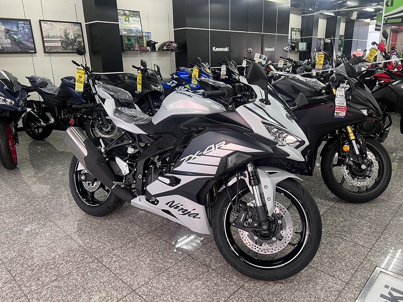 ZX-4R SE シルバー入荷いたしました！即納可能です！ [最新情報] | U