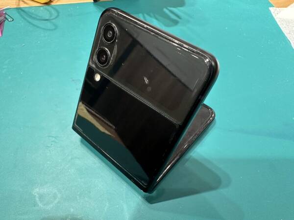 新橋からお越しのお客様よりGalaxy Z Flip3 5Gのバッテリー交換依頼を