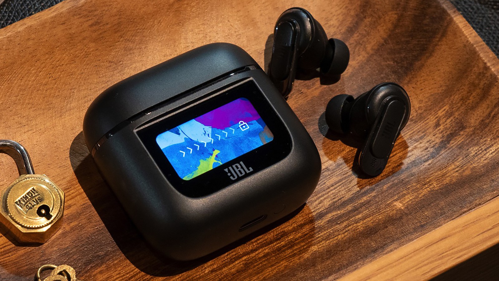 イヤホン界に“革命”勃発！ 「JBL TOUR PRO 2」を実機レビュー