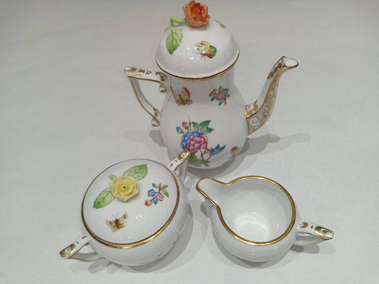 ヘレンド」の人気シリーズ《ビクトリアブーケ》のティーポットセットを