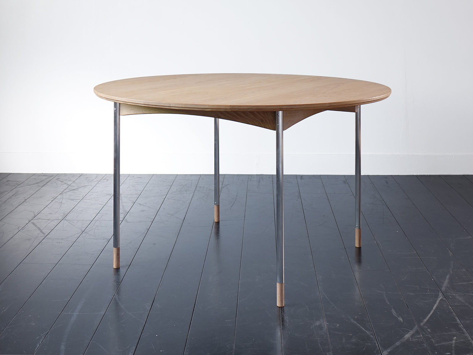 Model.73 Round Table / Veronica Furniture
