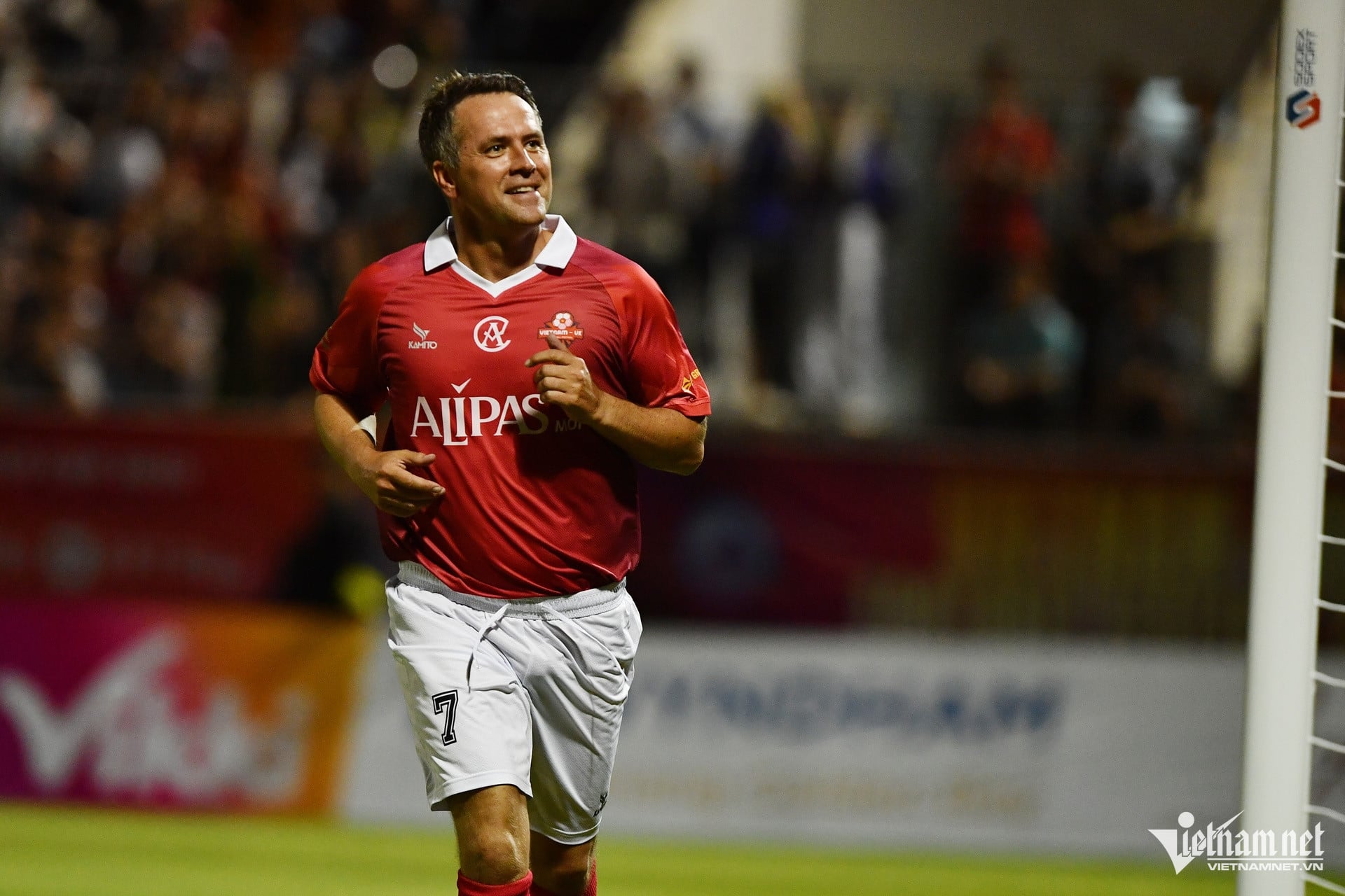 オーウェン選手が2得点を挙げ、マンチェスター・ユナイテッド