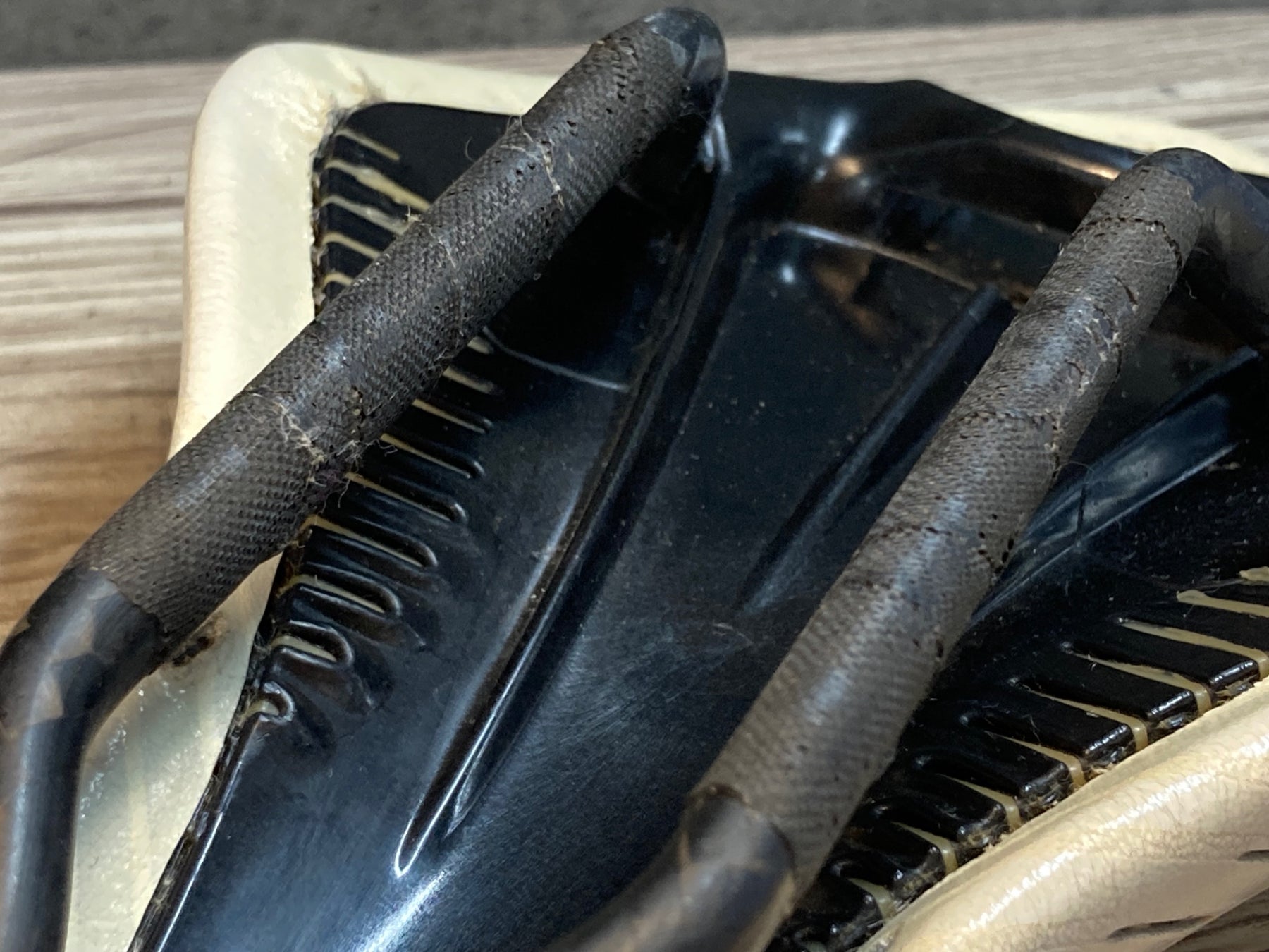 JK859 フィジーク fizik アリオネ ARIONE CX サドル 白 カーボンレール