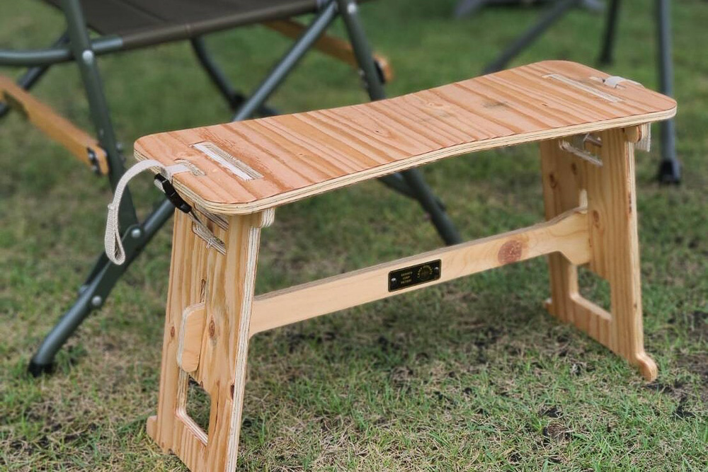 キャンプオーパーツの新作サイドテーブル。イン＆アウトに映える無垢の