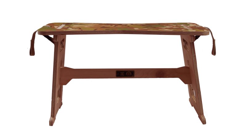 キャンプオーパーツの新作サイドテーブル。イン＆アウトに映える無垢の