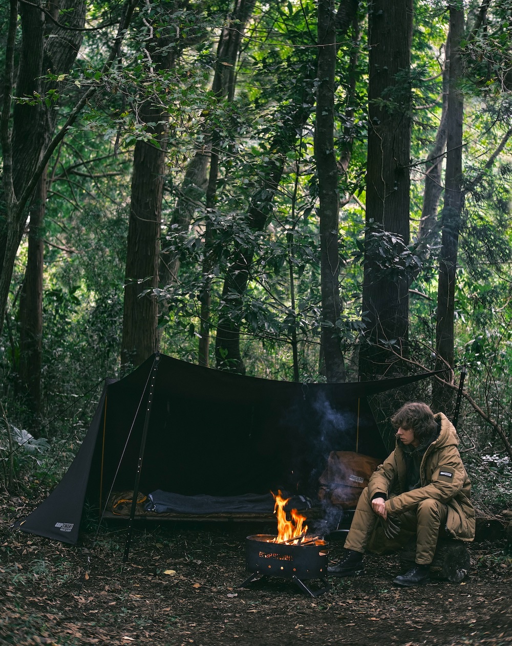 グリップスワニーの新作キャンプギアで楽しむ、オトコの焚き火スタイル