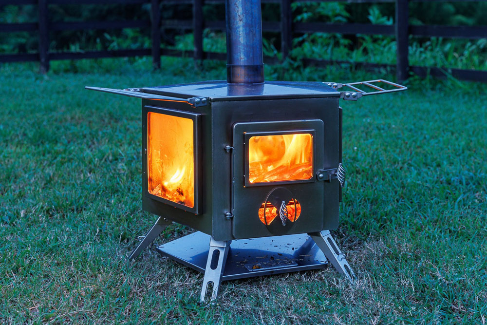 まさかの5面ガラス！ テンマクの新作薪ストは、焚き火キブンを堪能