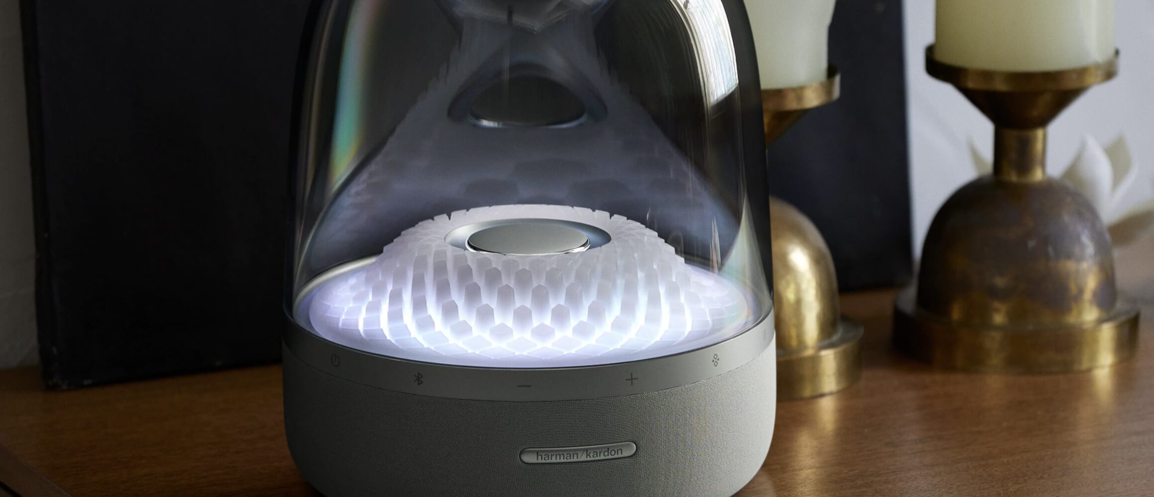ハーマンカードンのアイコニックなワイヤレススピーカー“AURA STUDIO 4